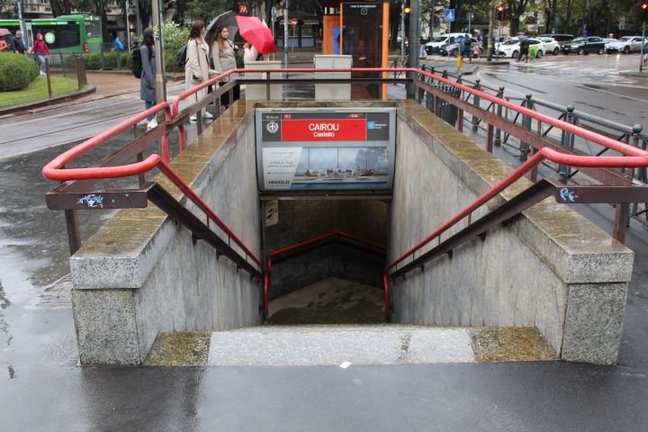 Entrée de la station de métro Cairoli à Milan, en Italie, photo gratuite