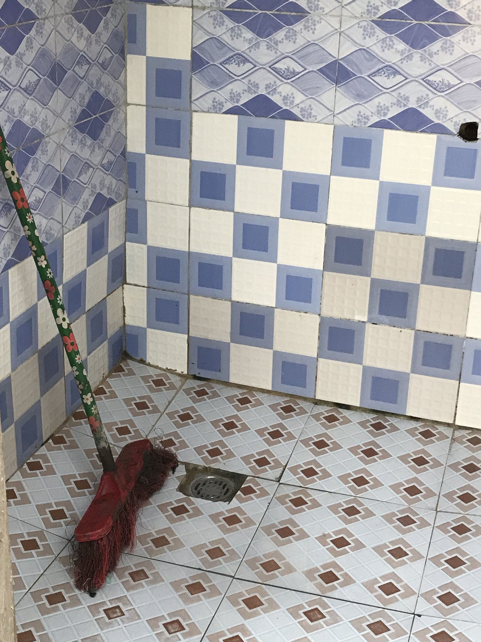 Un balai brosse dans une douche photo gratuite
