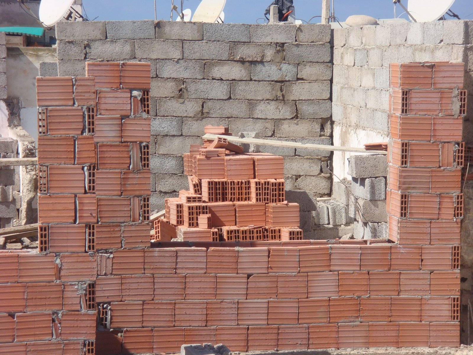 Un chantier avec des murs en briques photo gratuite - Eine Baustelle mit Backsteinmauern kostenloses Foto
