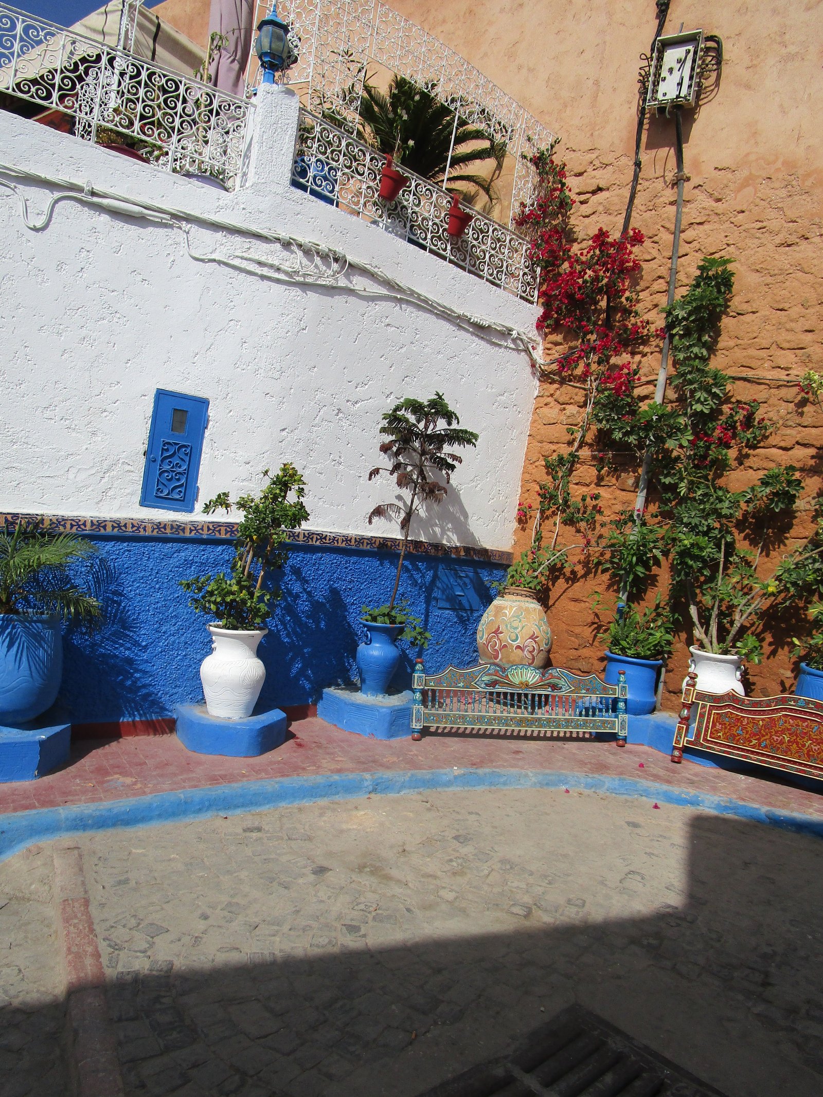 Bâtiment bleu et blanc à l'intérieur de La kasbah des Oudayas au Maroc