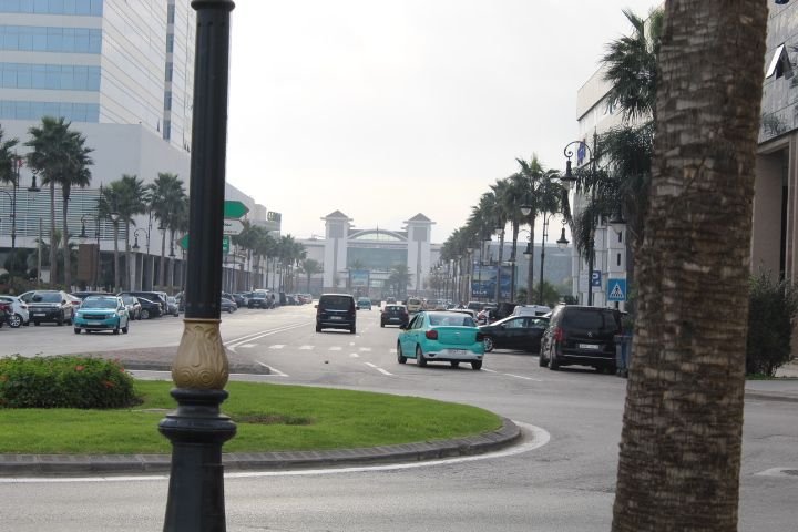 Un  boulevard, une avenue urbaine à Tanger au Maroc photo gratuite