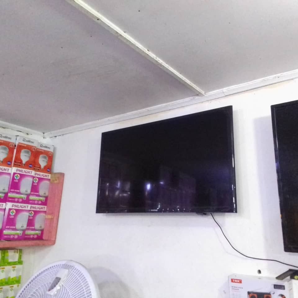 Ecran téléviseur accroché sur un mur photo gratuite