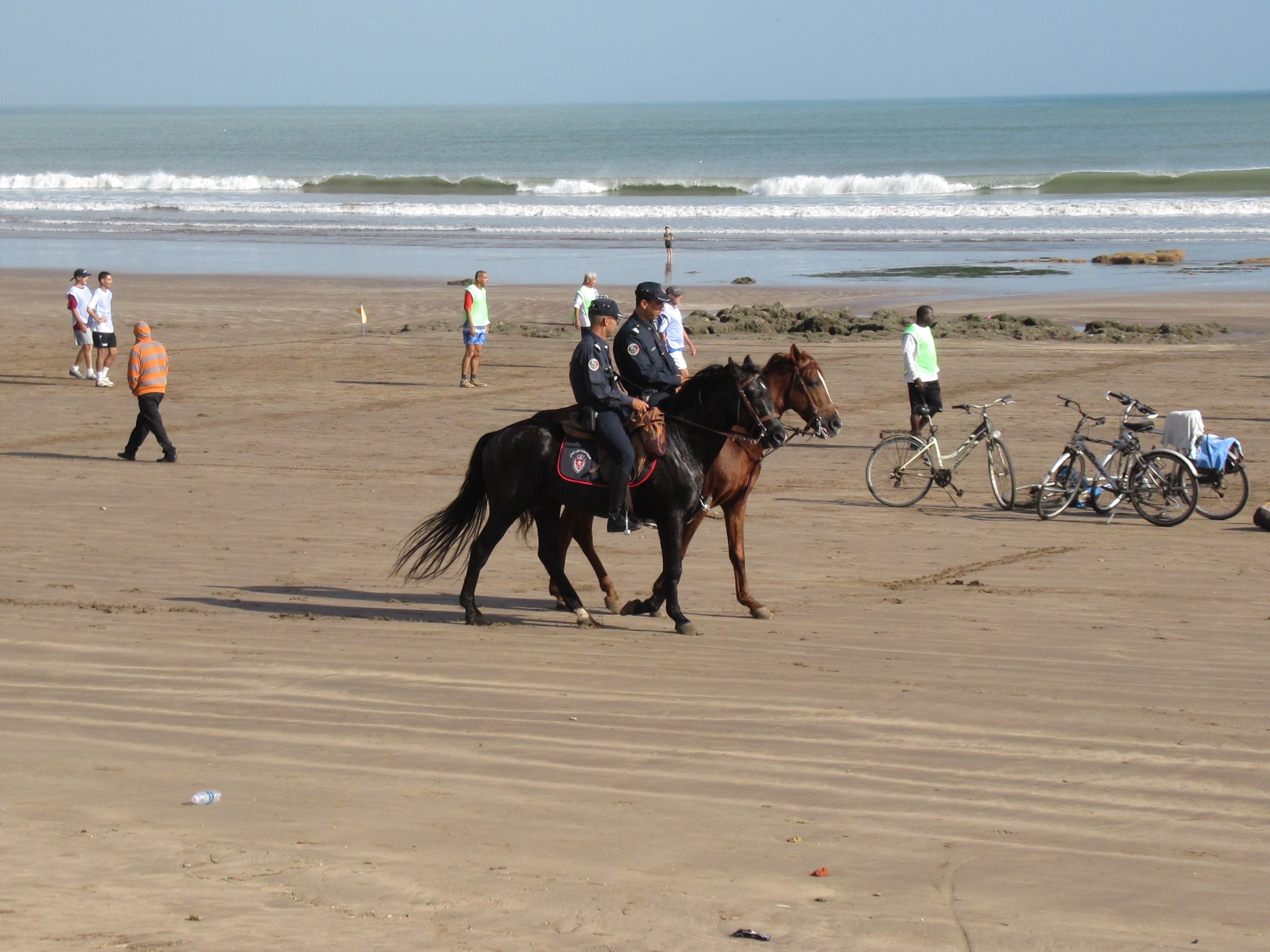 Patrouille de la police montée sur une plage Maroc