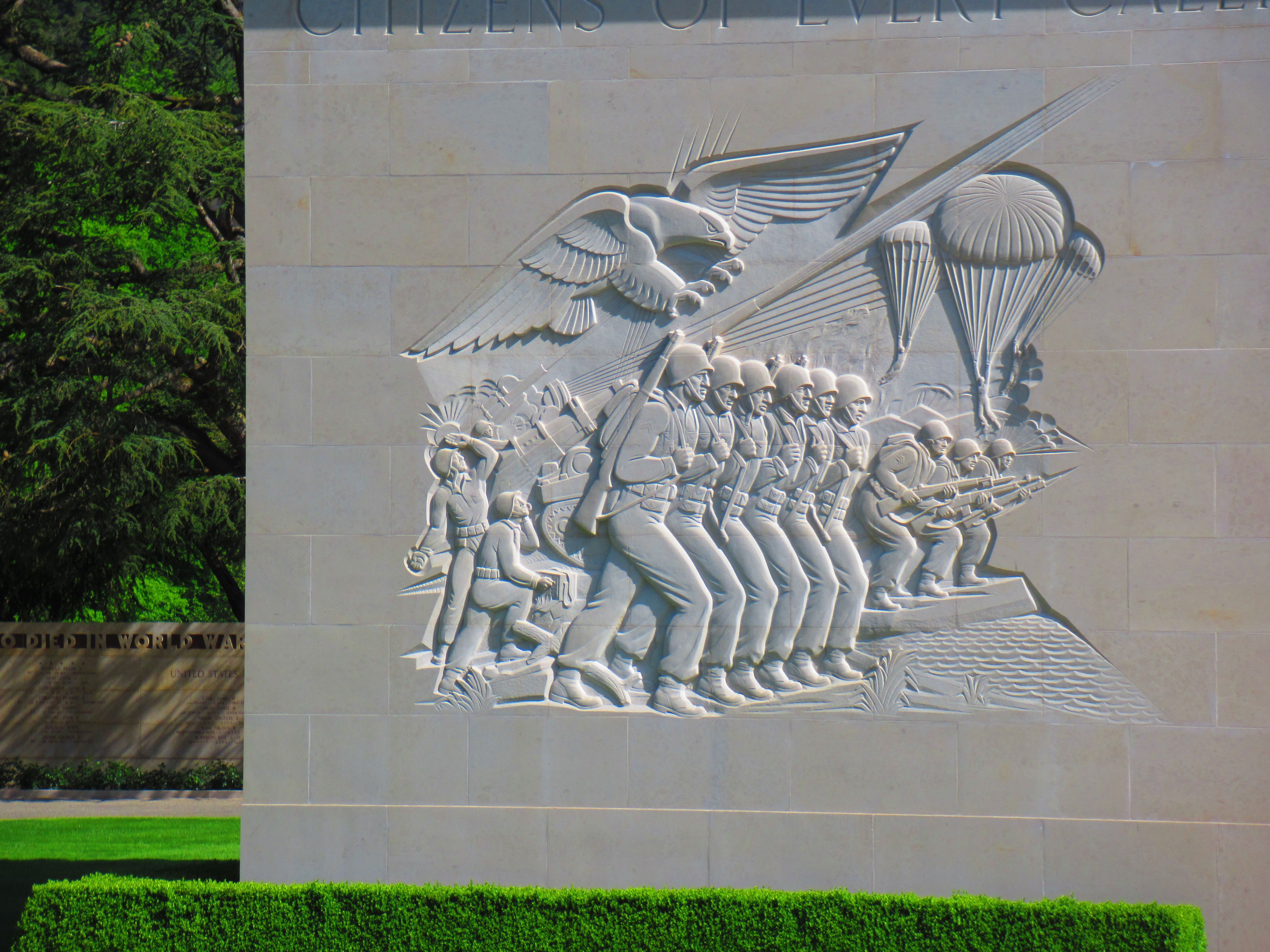 Sculpture des soldats américains lors de la deuxième guerre mondiale sur le monument du cimetière à Épinal dans les Vosges photo gratuite