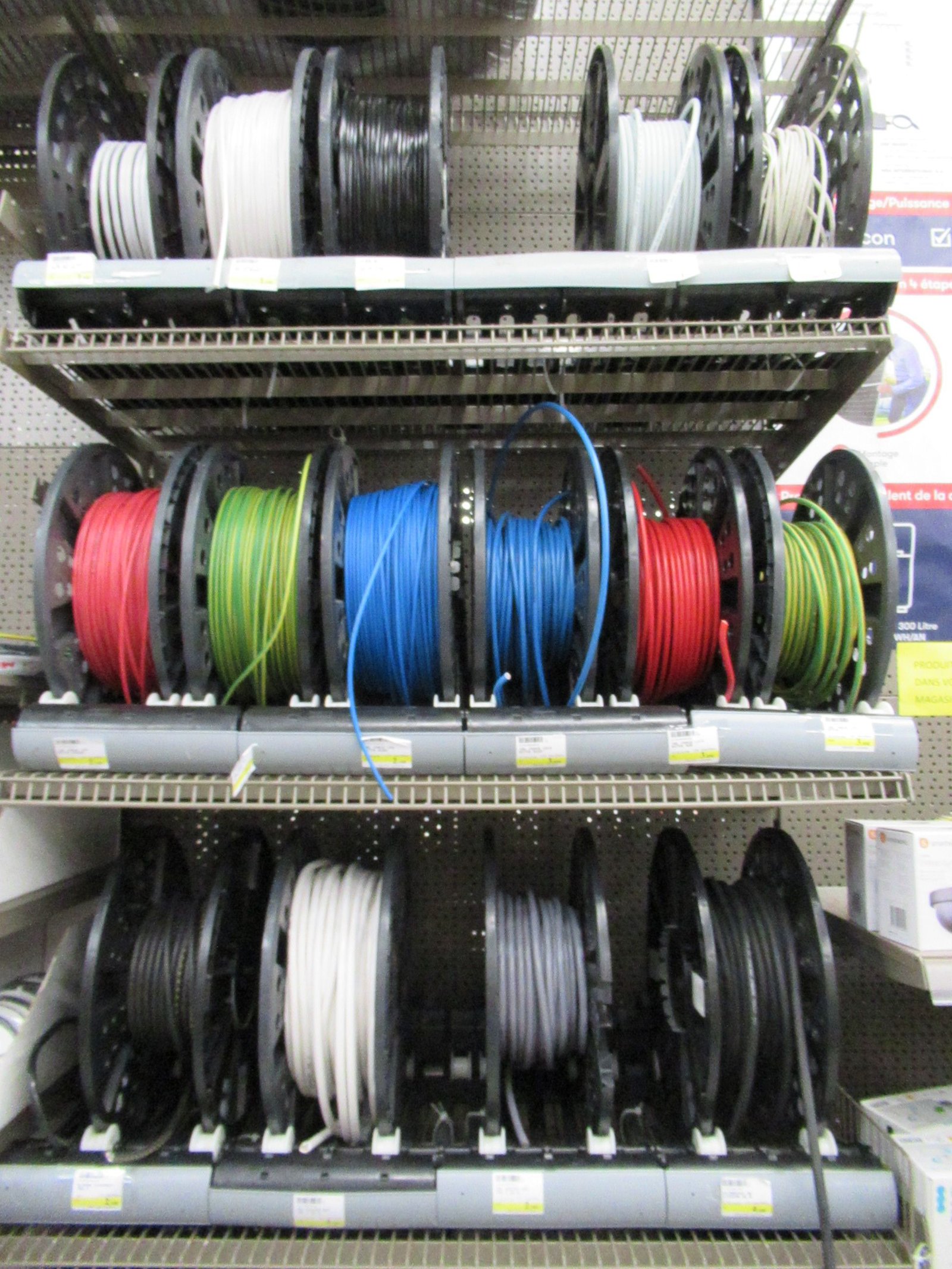 Bobines de câbles électriques sur un présentoir