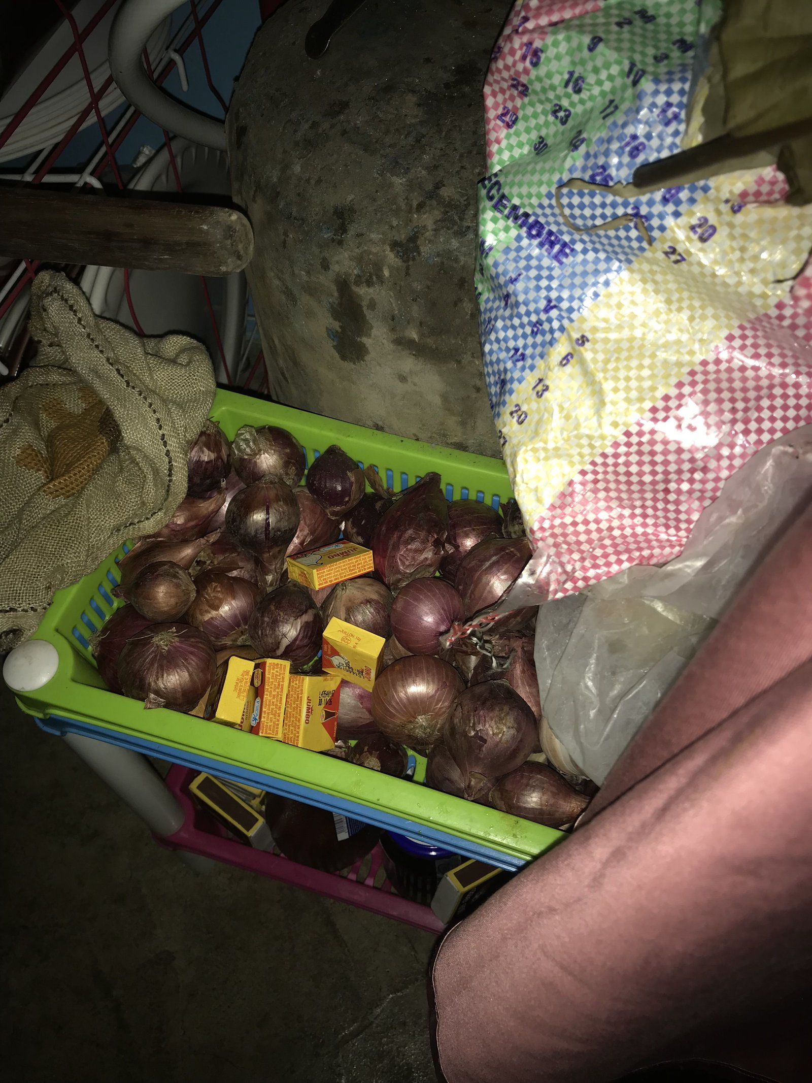 Un panier rempli des oignons et cubes photo gratuite