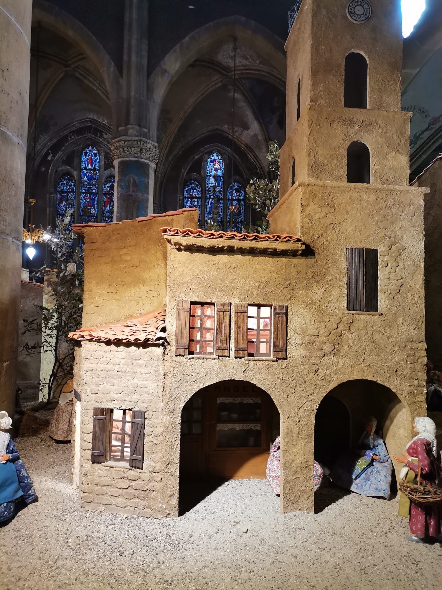 Une crèche de Noël provençale à l'église Ste Ségolène de Metz, photo gratuite