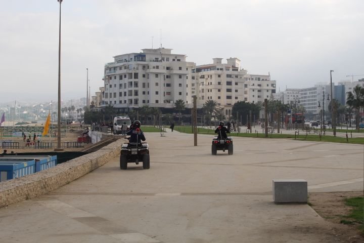 Policiers en quads sur une promenade côtière photo gratuite