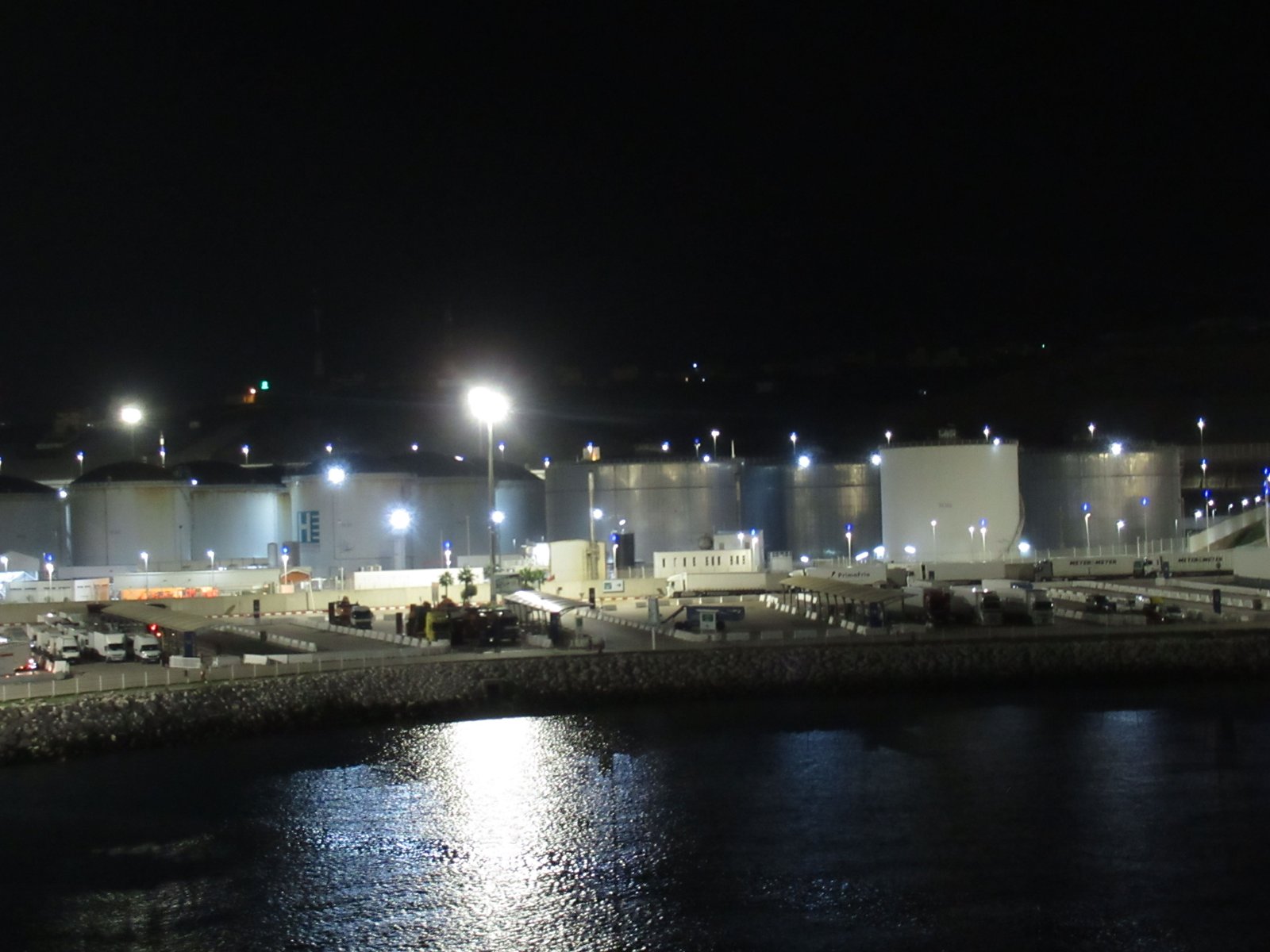 Réservoirs de Stockage pétrolier du port de Tanger, zone industrielle photo gratuite