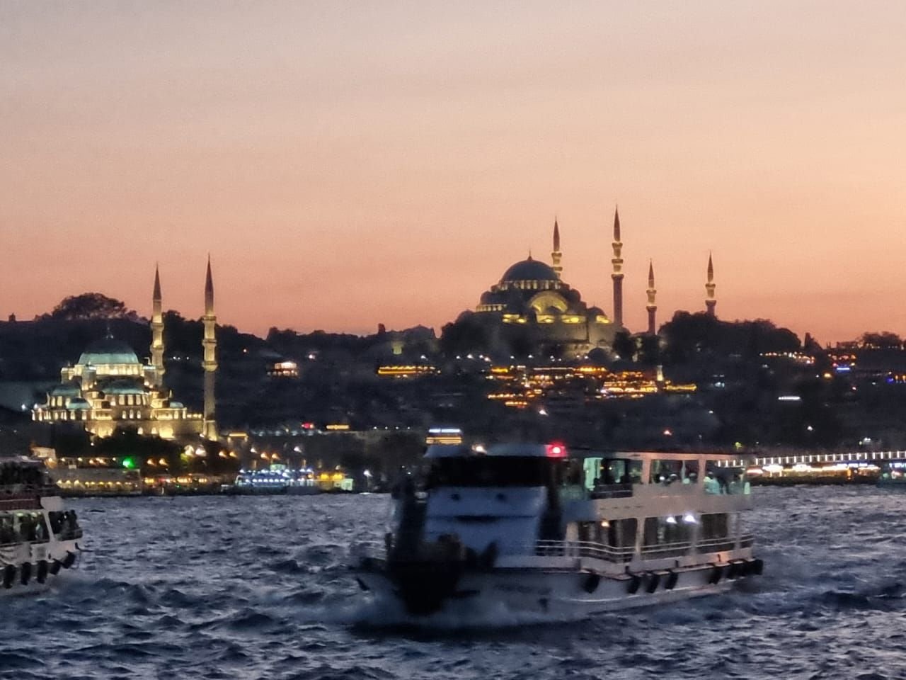 Bateaux sur la mer au bord de Istanbul au coucher du soleil photo gratuite