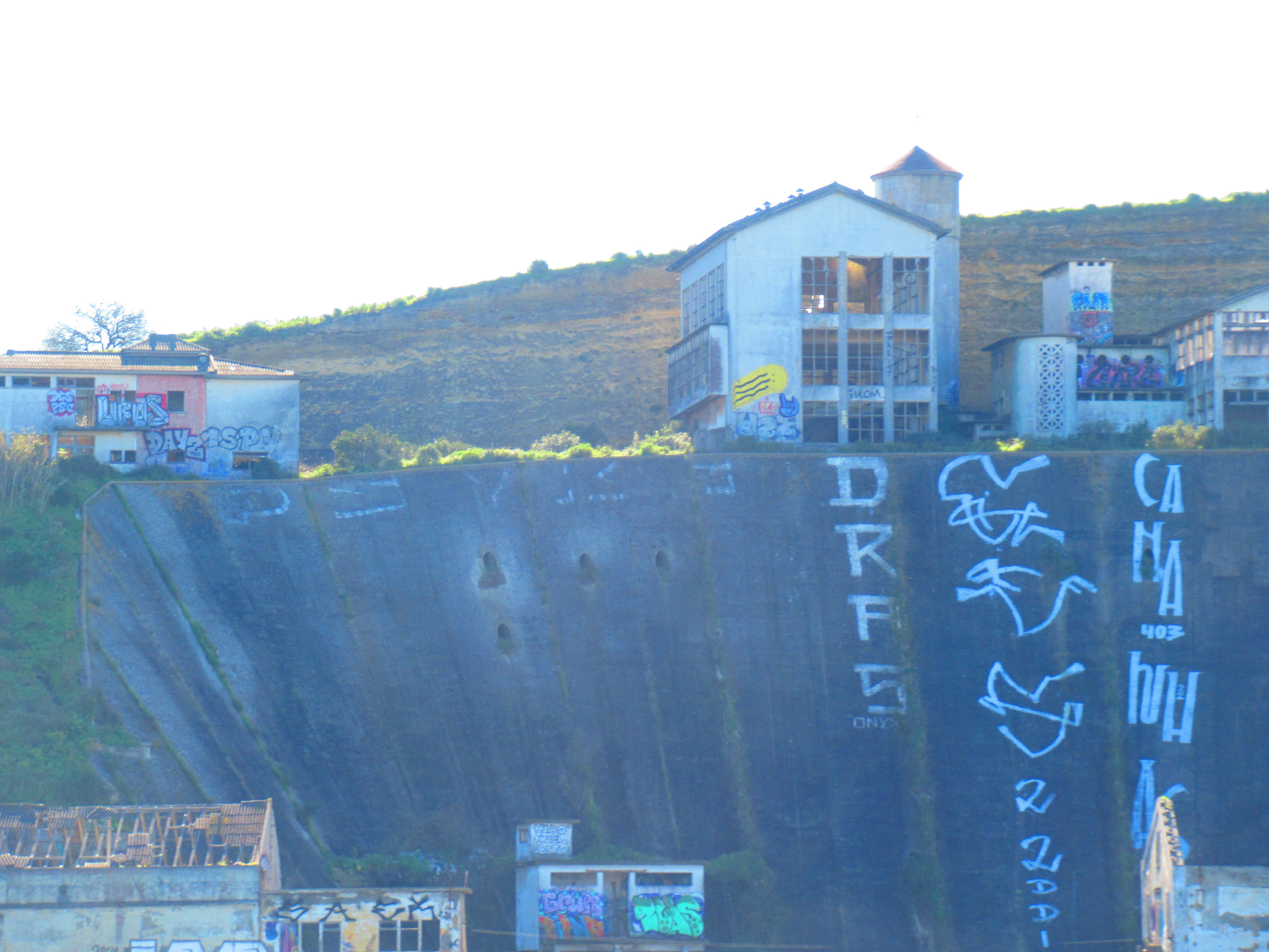 Grafitis, tags, multicolores sur friche industriel depuis le fleuve Tage Lisbonne