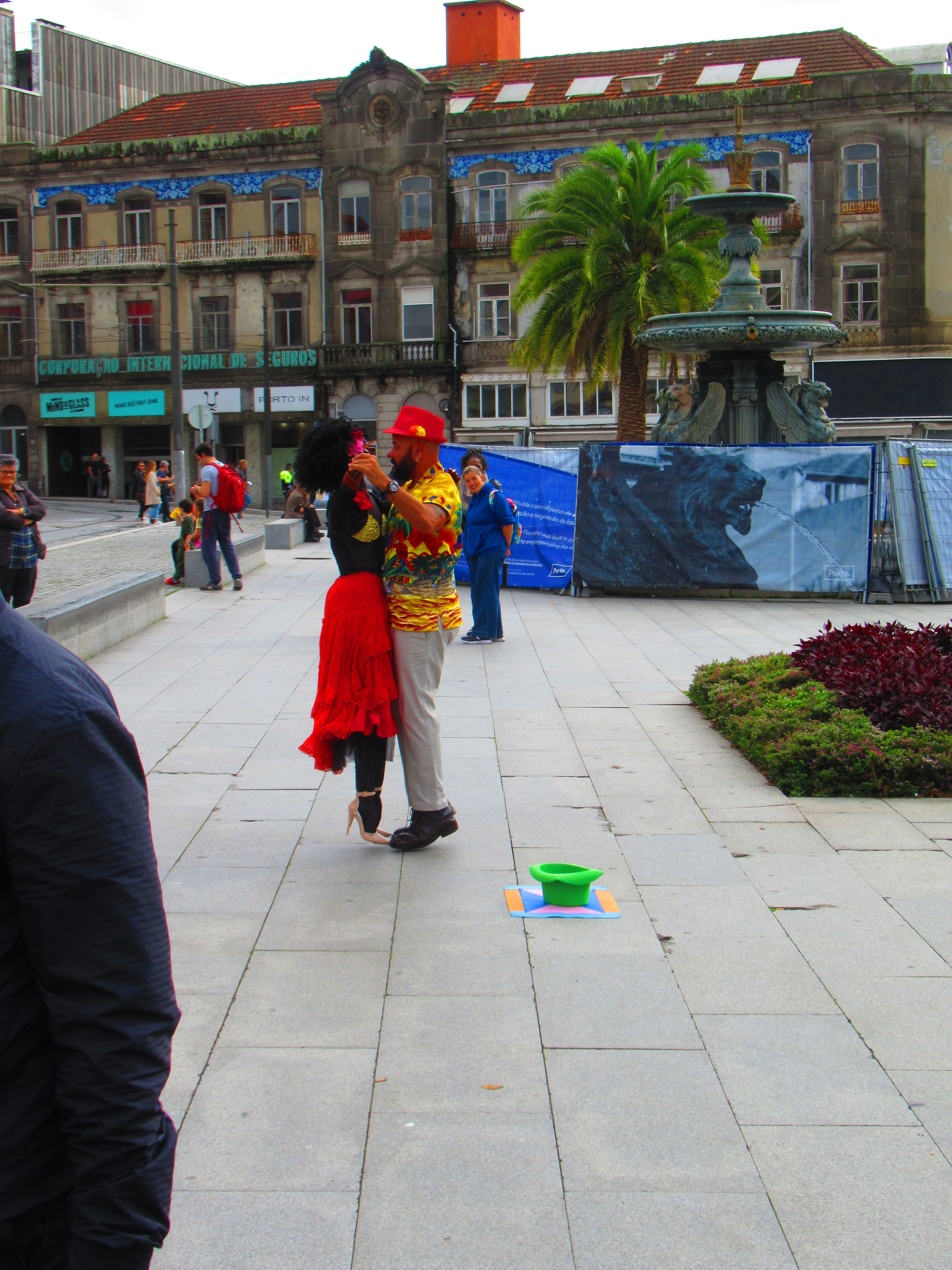 Danseur avec une poupée dans la rue à Porto