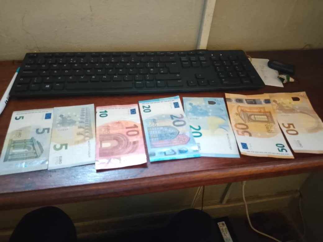 des billets d'euros étalés sur un bureau devant un clavier photo gratuite
