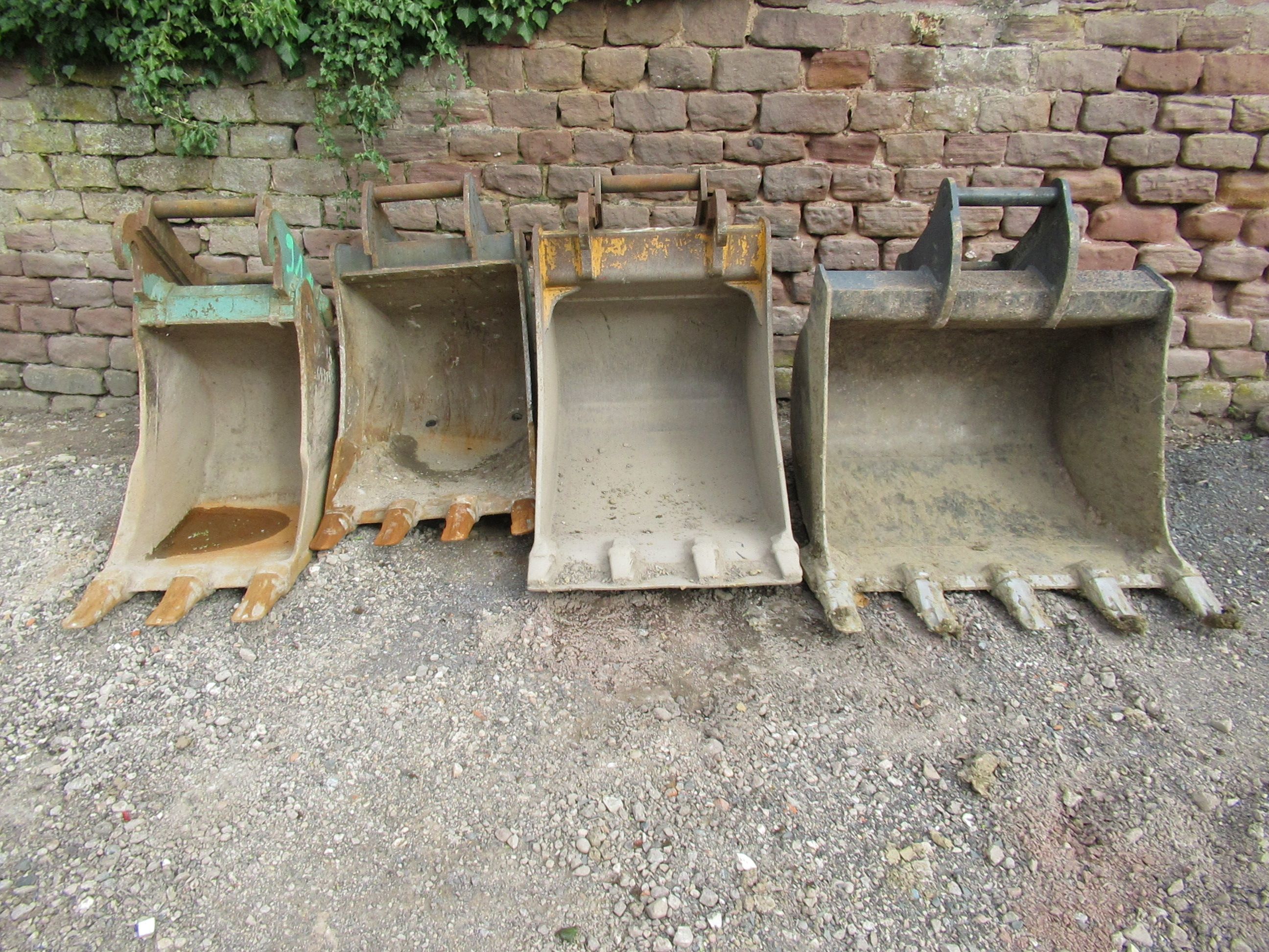 Quatre pelleteuses de tractopelle