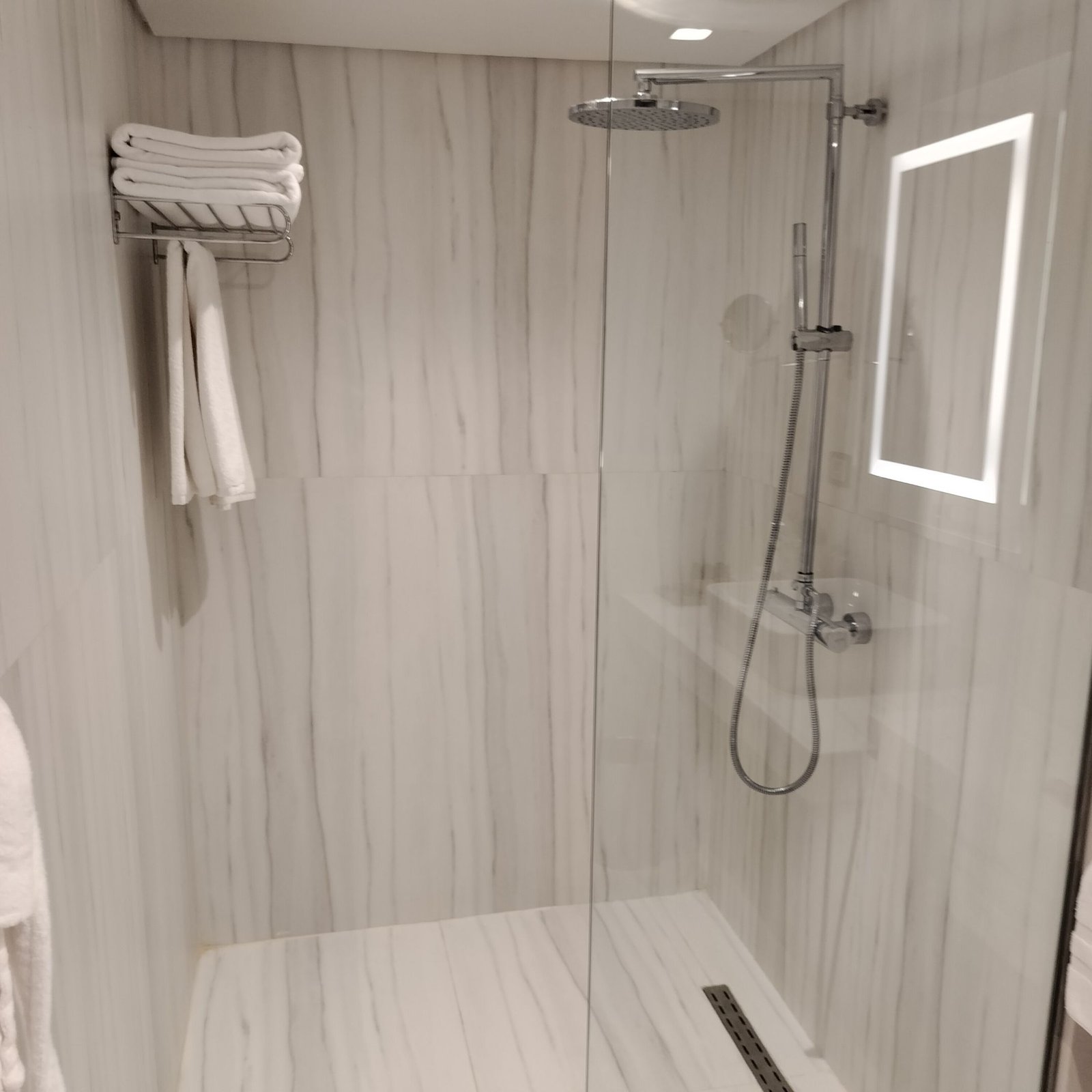 Intérieur d'une salle de bain moderne