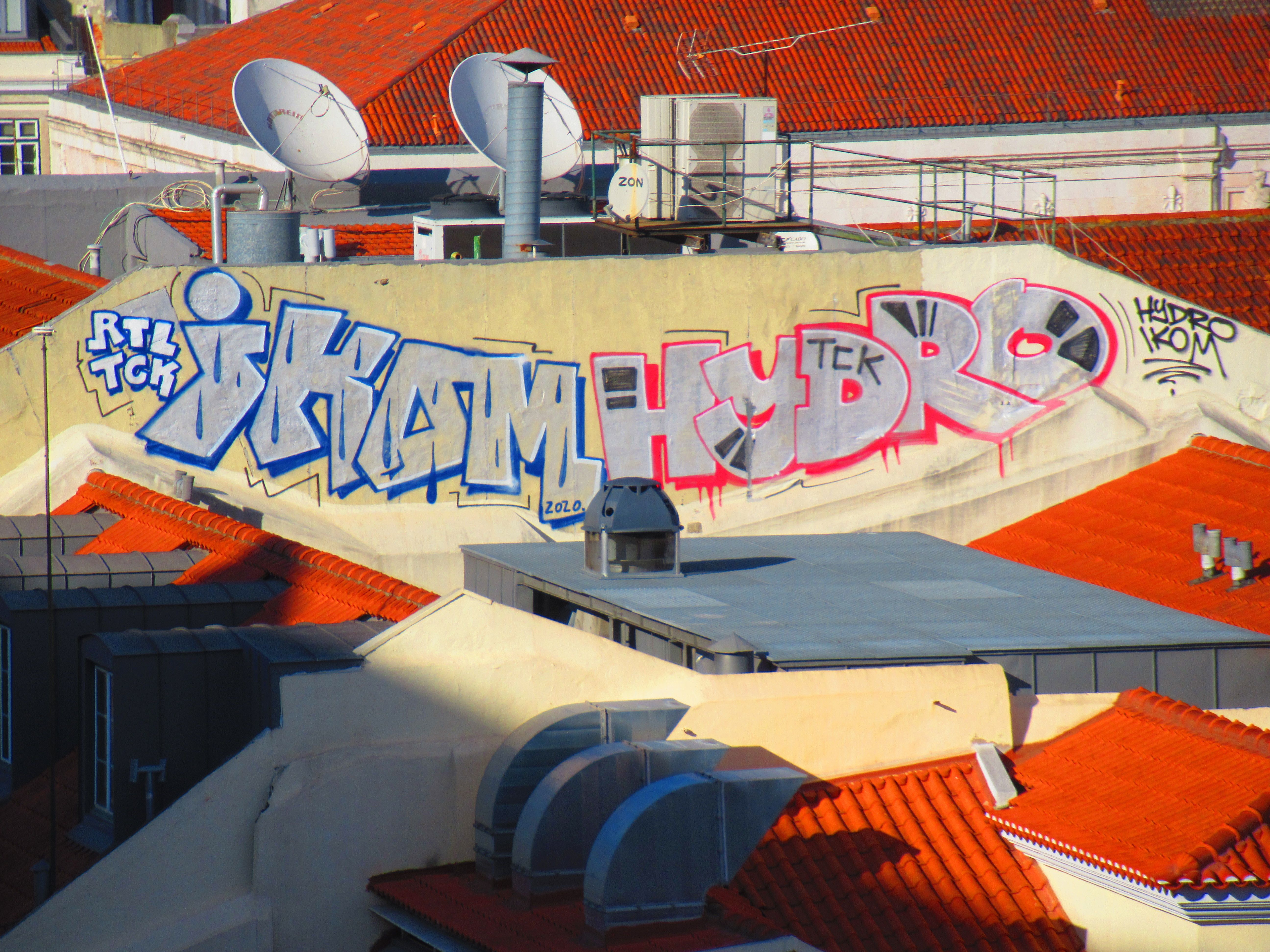 Graffitis multicolores bleu rouge gris