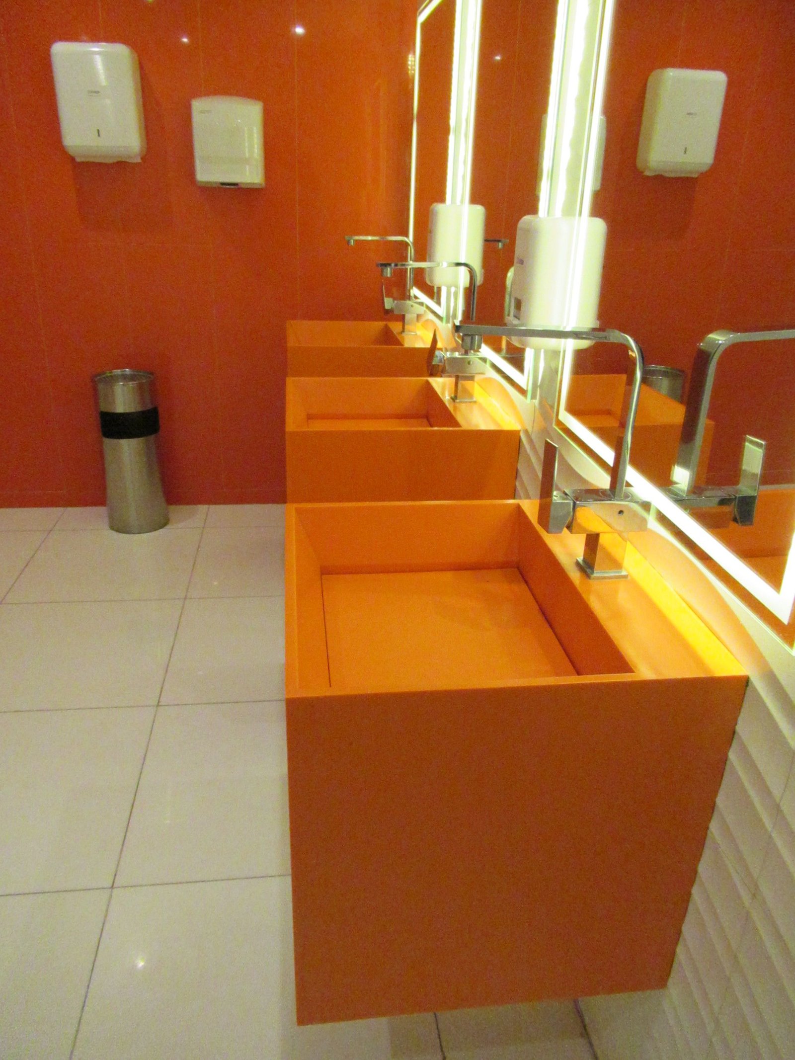 Toilettes publiques de couleur orange