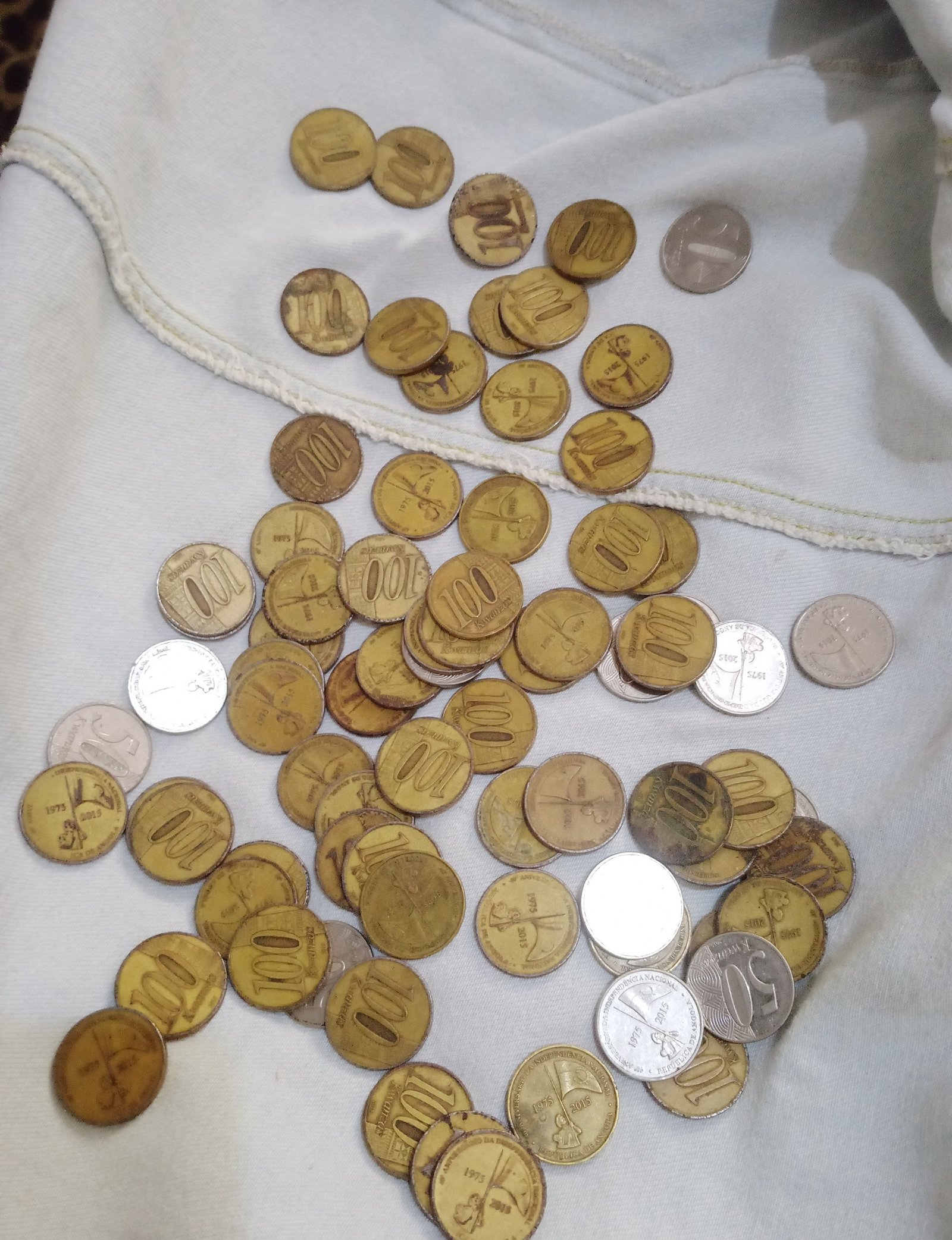 Pièces de monnaie angolaise Kwanza photo gratuite