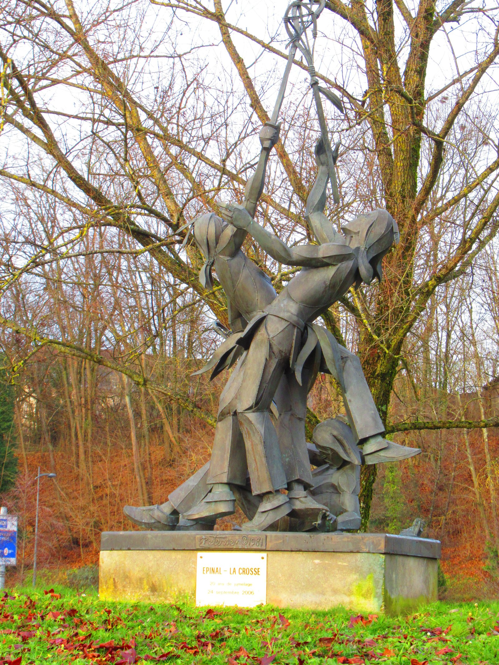 La sculpture "Les Joueurs de Crosse" située au port d'Epinal, Vosges, photo gratuite