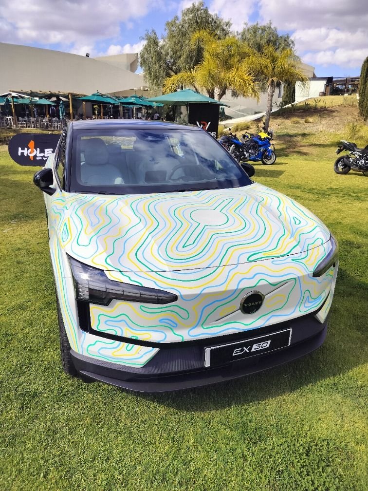 voiture électrique de marque Volvo EX30 photo gratuite