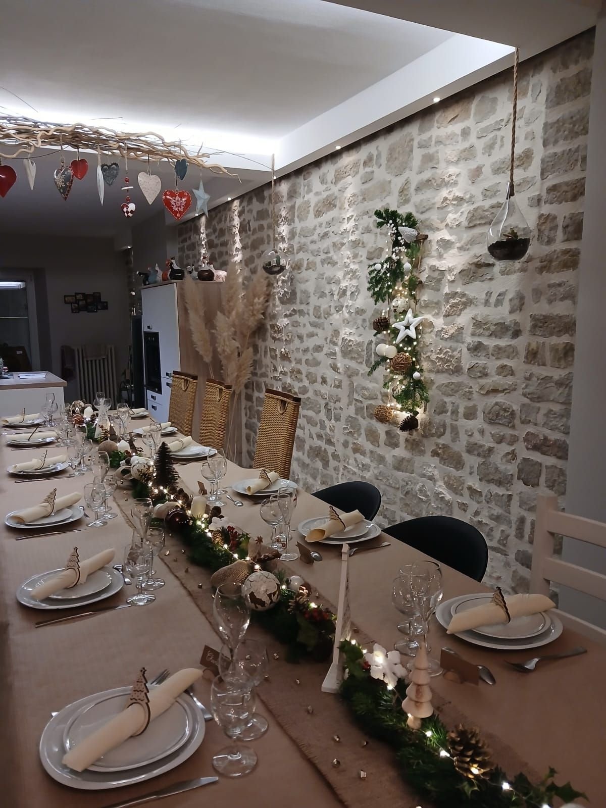 Une table dressée pour un repas de Noël, photo gratuite