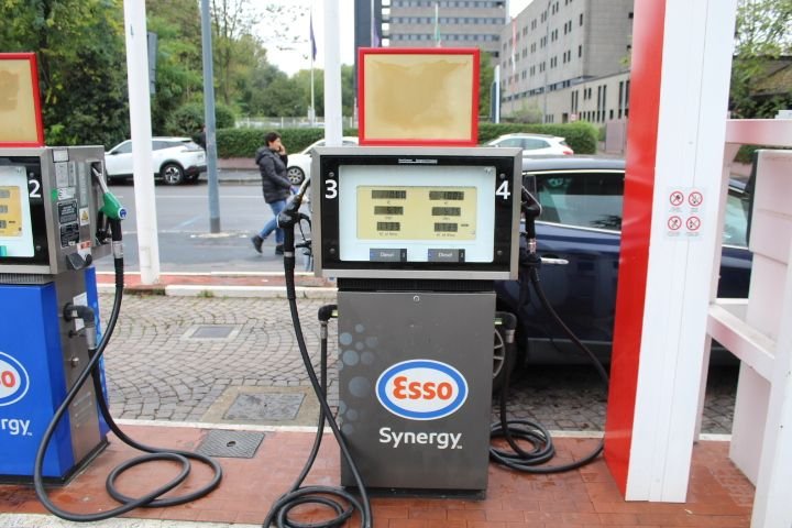 Station-service Esso avec pompes à carburant en utilisation photo gratuite