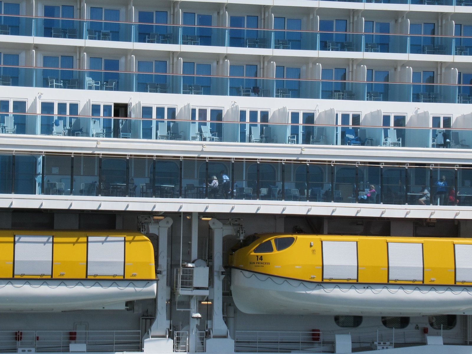 Façade d'un bateau de croisières avec des balcons