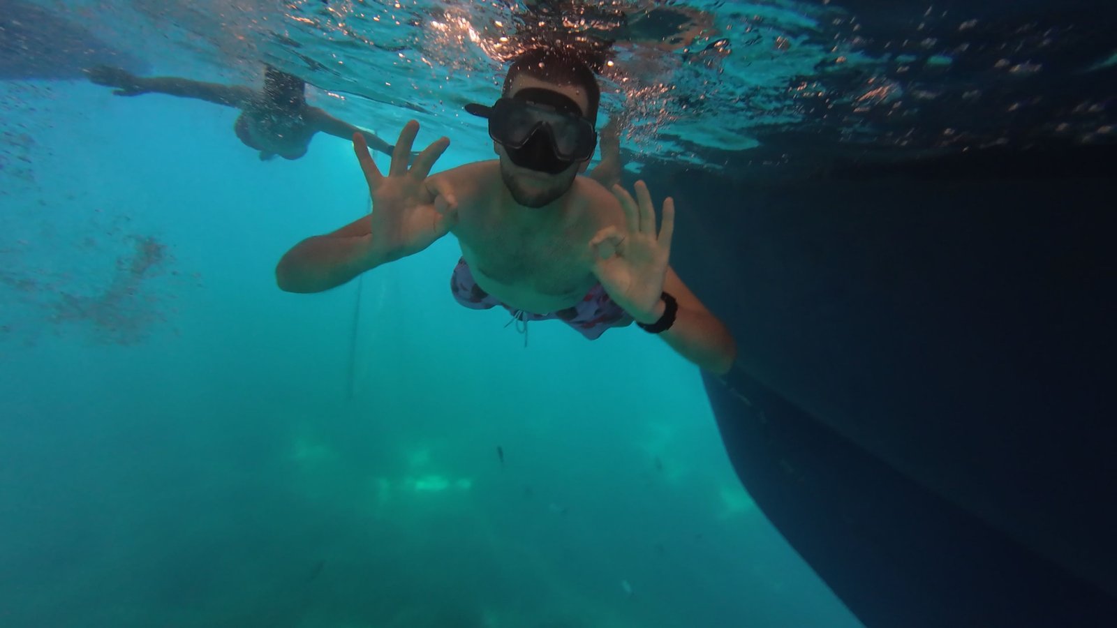 Des personnes en train de faire de la plongée sous l'eau, photo gratuite