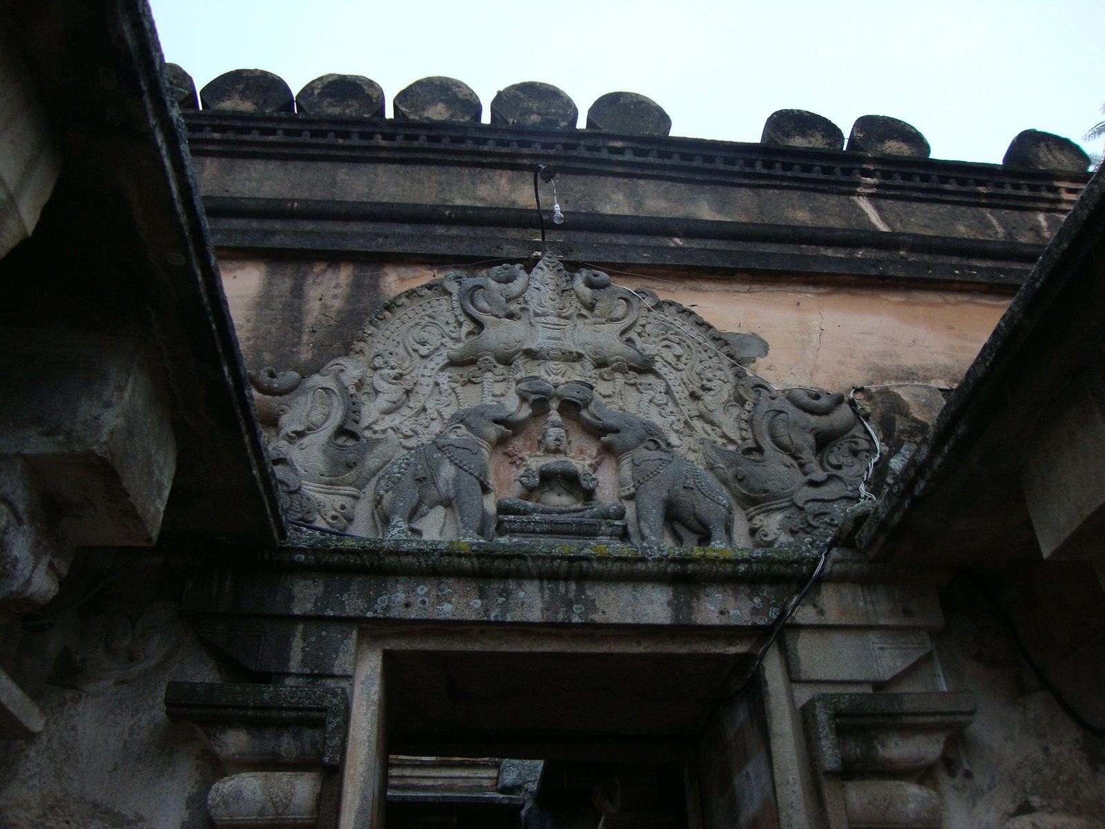 Des détails architecturaux du temple de Gomateshwara, situé à Shravanabelagola, dans l'État du Karnataka en Inde, photo gratuite