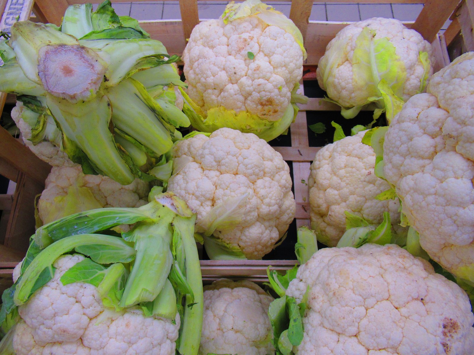 choux-fleurs à vendre dans un panier photo gratuite