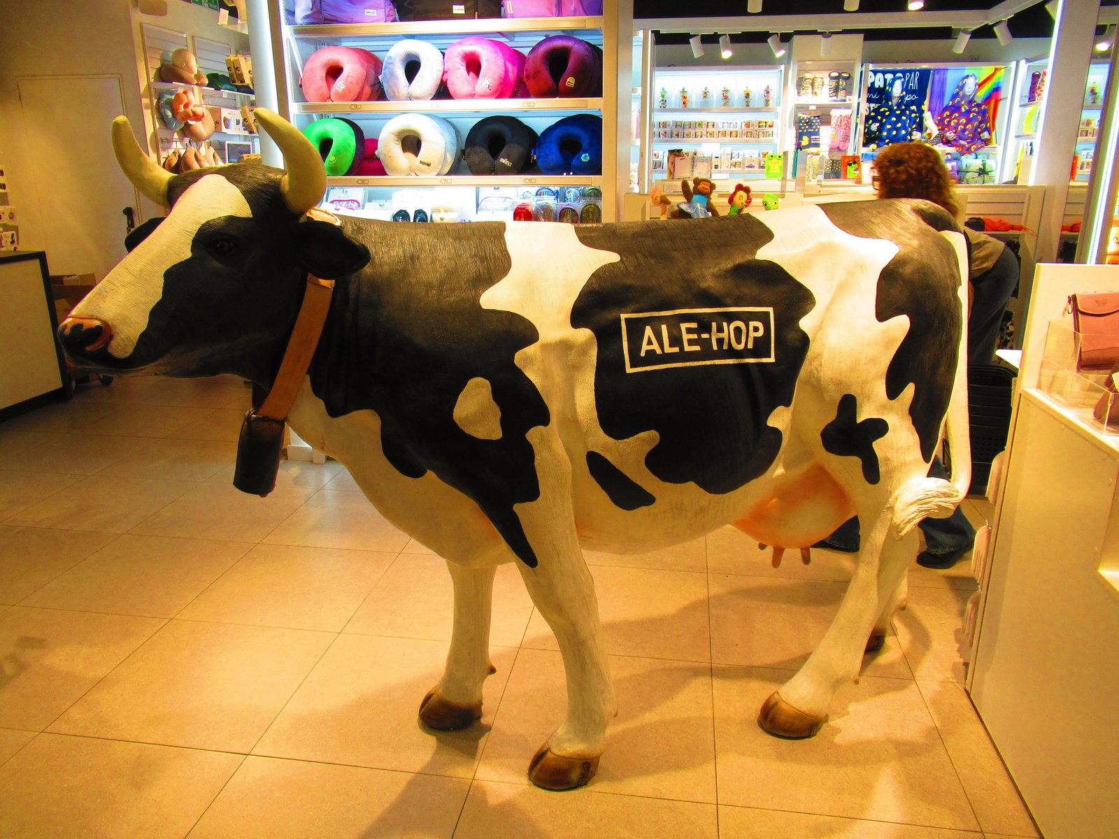 Vache décorative dans un magasin Ale-Hop photo gratuite
