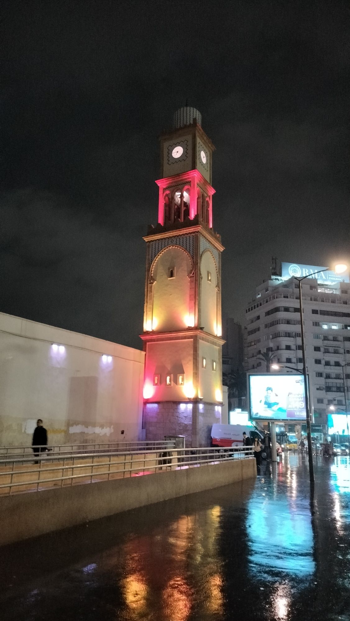 La Tour de l'Horloge à Casablanca au Maroc illuminée de nuit