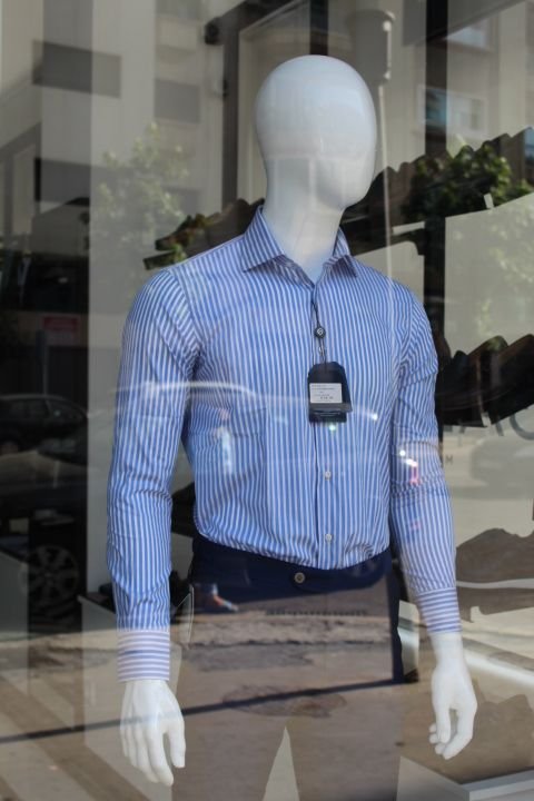 Mannequin de vitrine dans une boutique de vêtements masculins