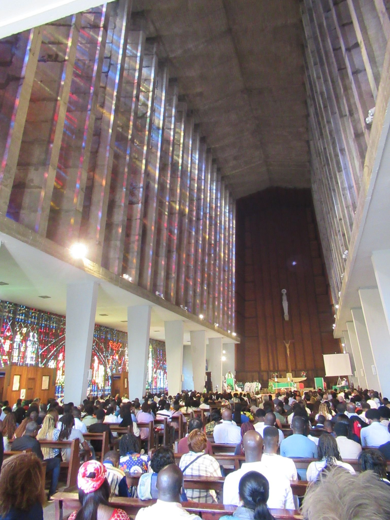Des personnes à l'intérieur de l'église Notre-Dame de Lourdes à Casablanca, au Maroc, photo gratuite