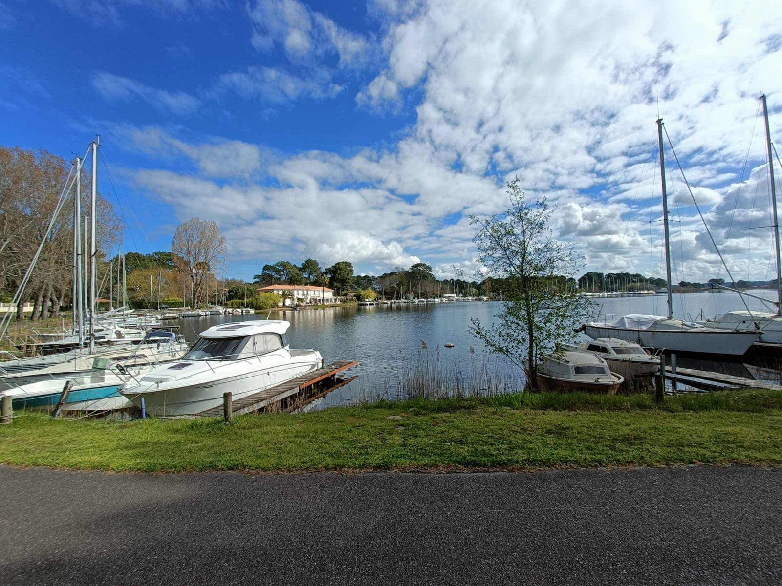 Plusieurs bateaux au bord d'un lac, photo gratuite