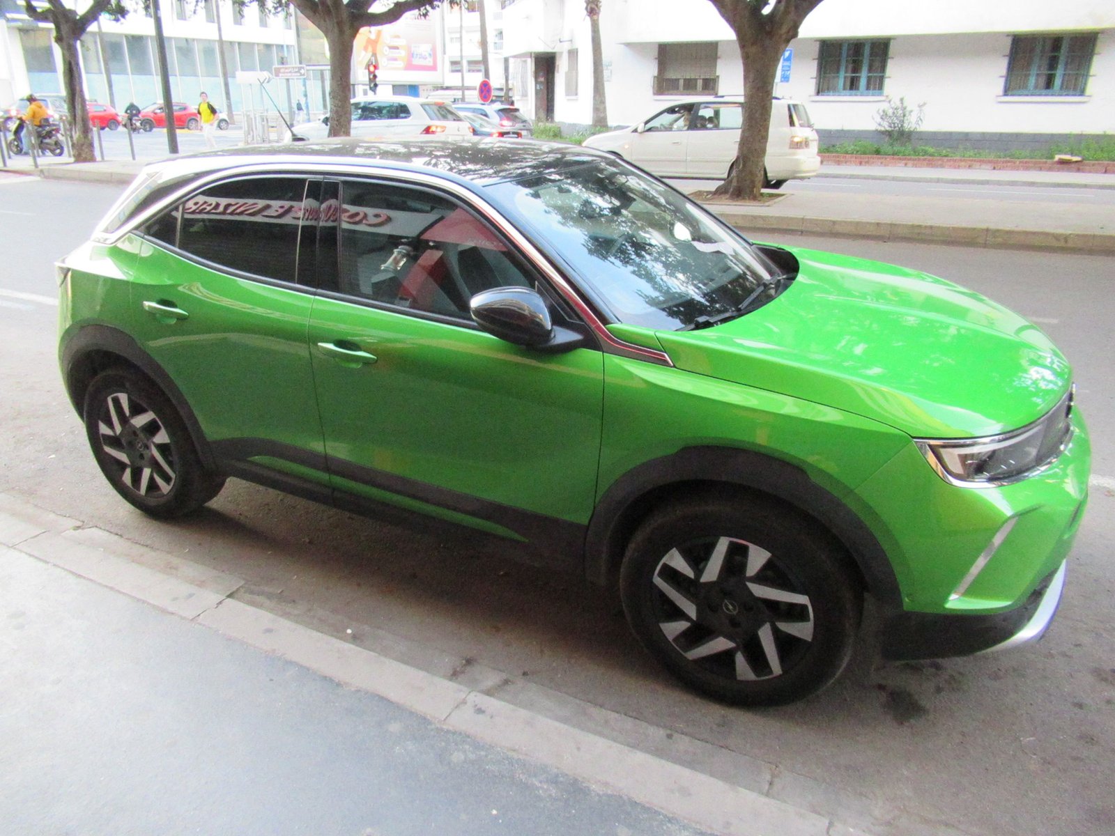 Opel Mokka de couleur vert-citron