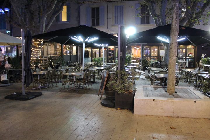 Terrasse de restaurant éclairée la nuit photo gratuite