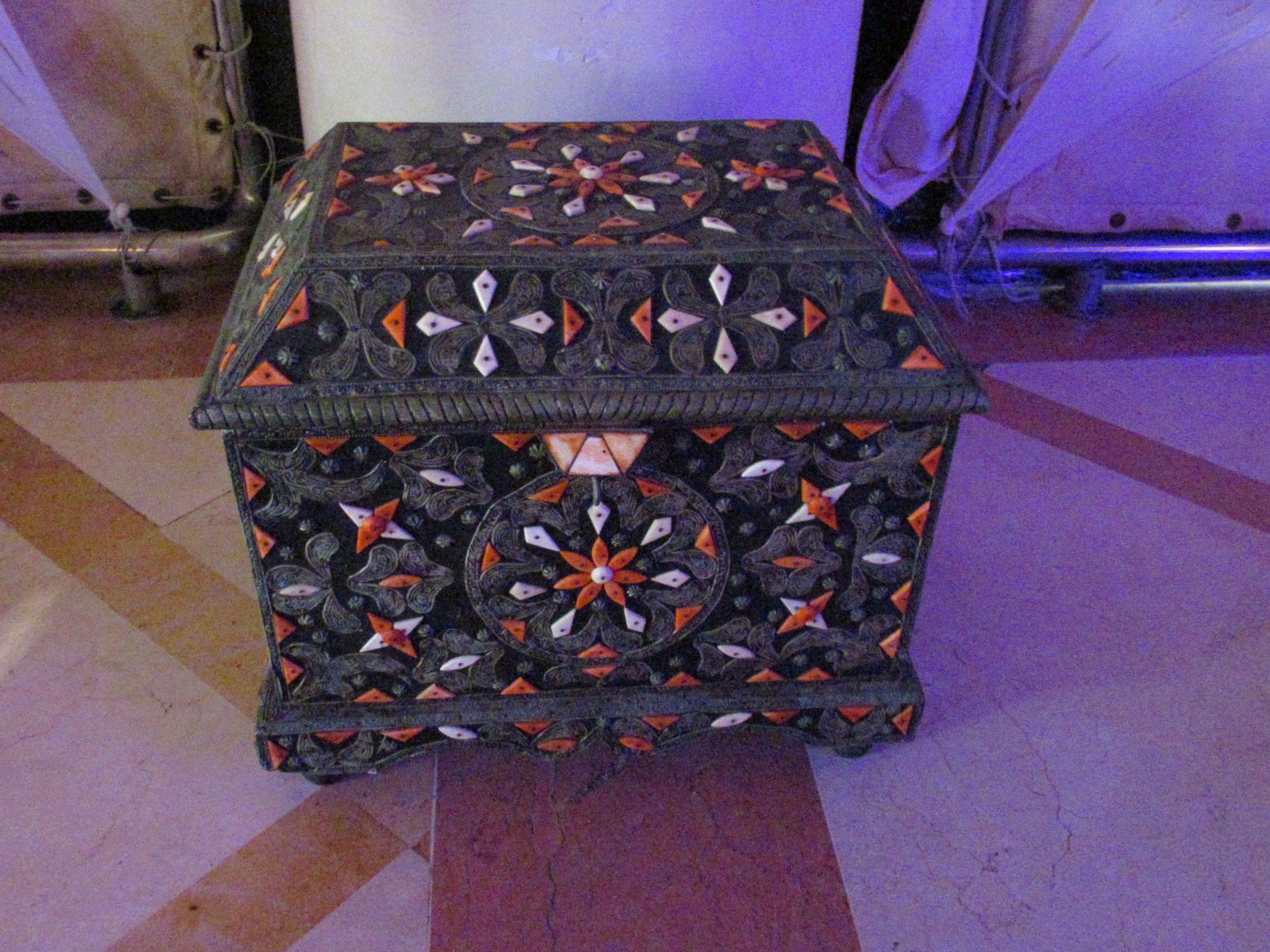 Coffre traditionnel marocain coloré fait à la main