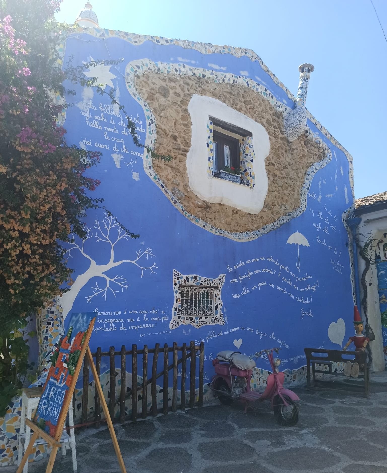 Borgo Parrini, Partinico, une façade avec des dessins et des écrits, photo gratuite