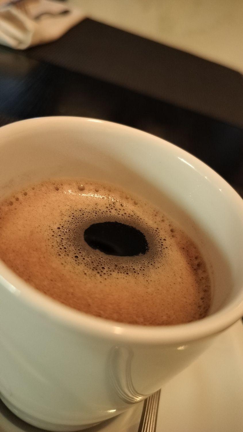 Tasse de café coiffée d'une mousse