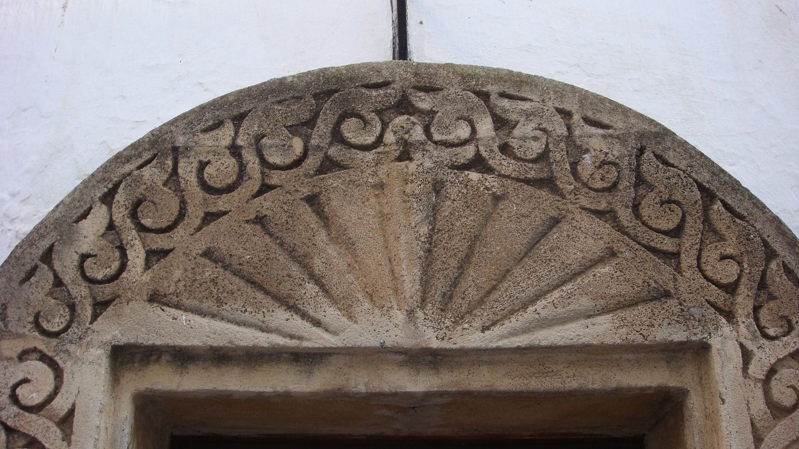 La façade d'une sculpture forme d'arc avec des motifs décoratifs à Rabat photo gratuite