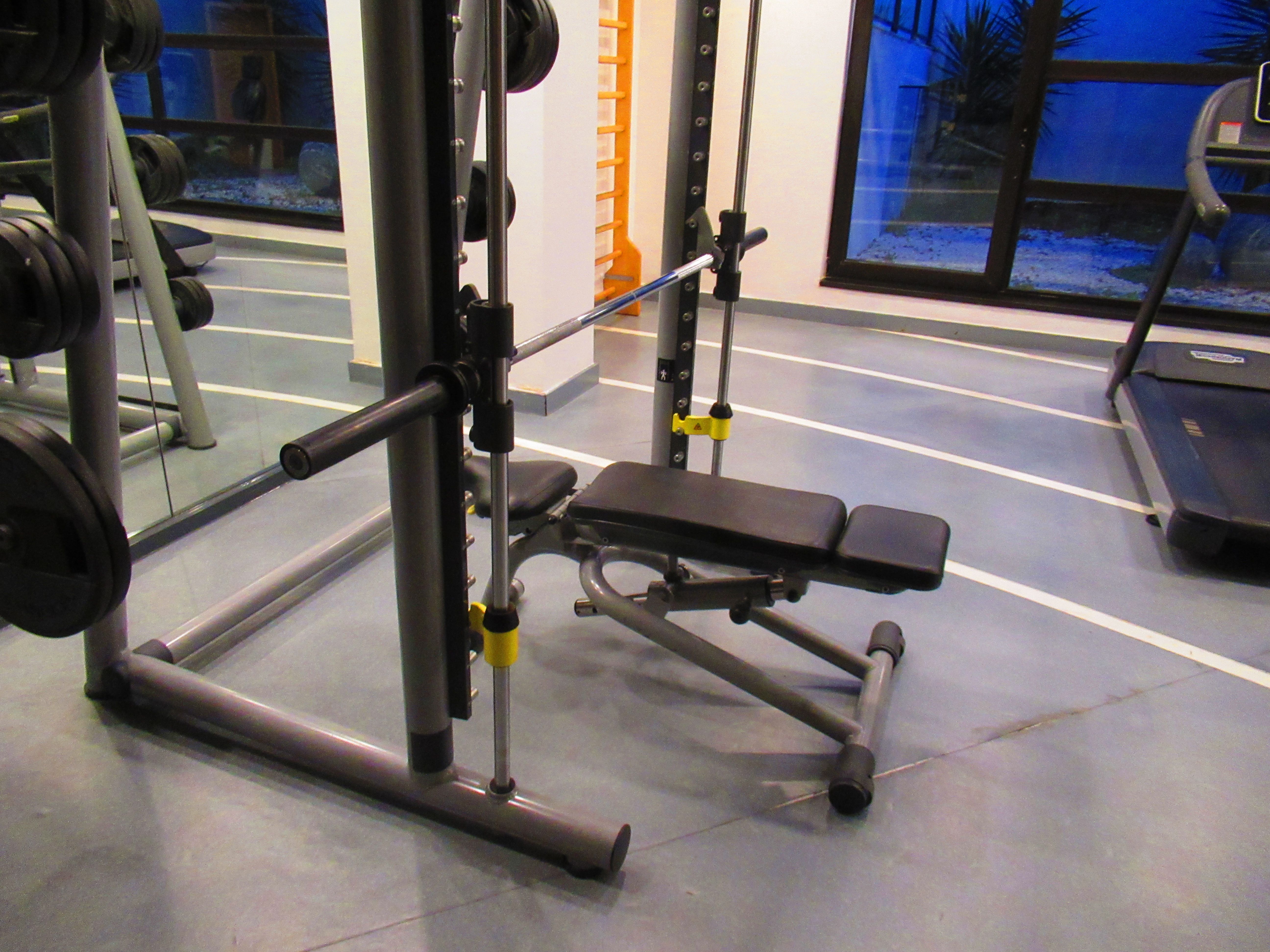 Salle de sport, banc de muscu - kostenloses Foto Fitnessstudio, Hantelbank