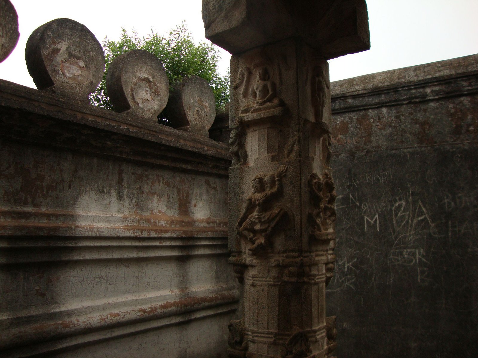 Un pilier en pierre sculpté d'une structure ancienne, avec des figures et des motifs gravés, photo gratuite