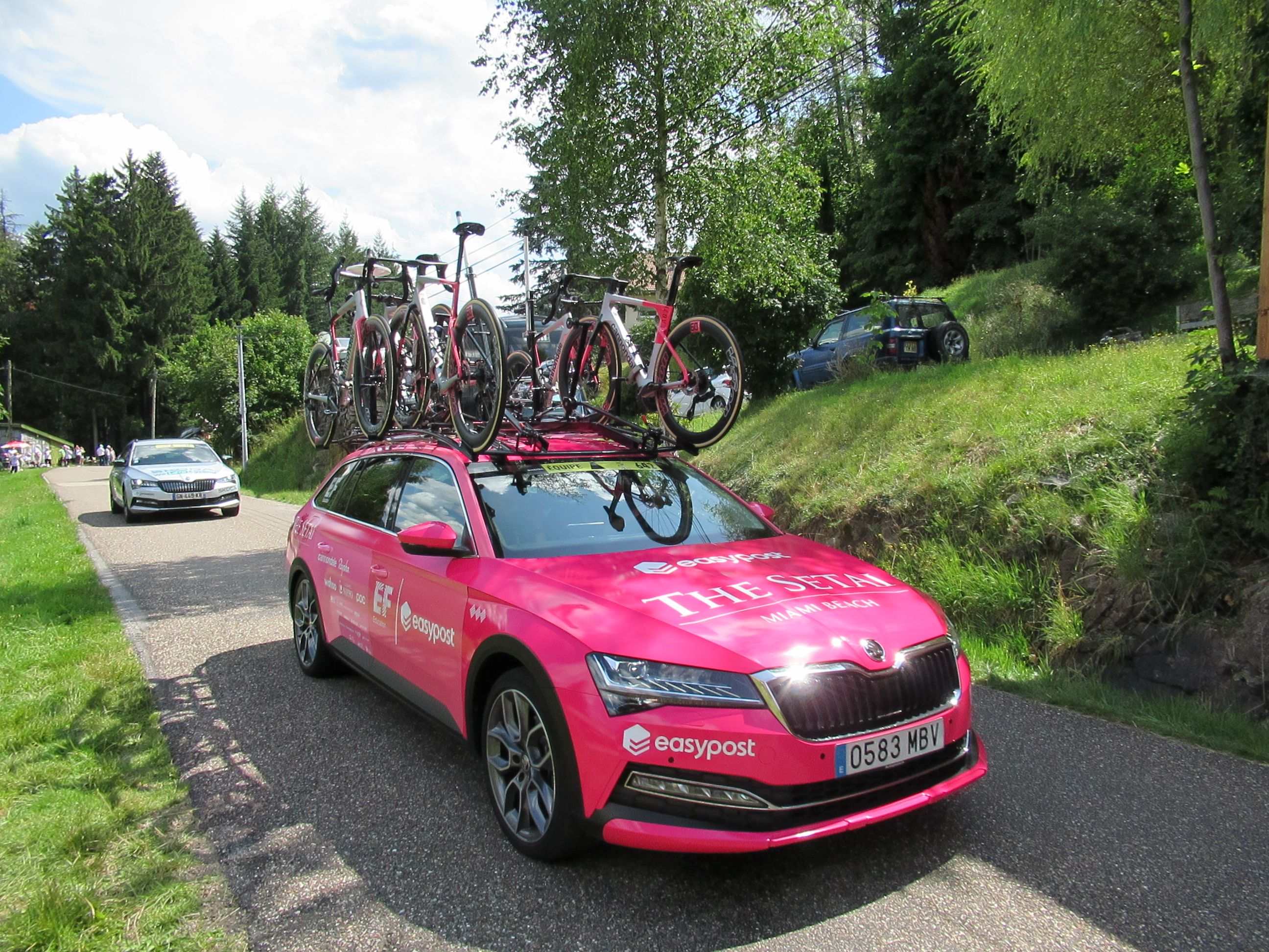 Voiture de l'équipe cycliste EF Eduction Easypost