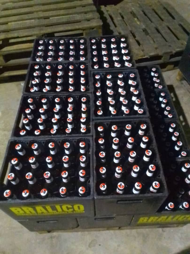 Des casiers de bouteilles de boisson de la Bralico sur palette