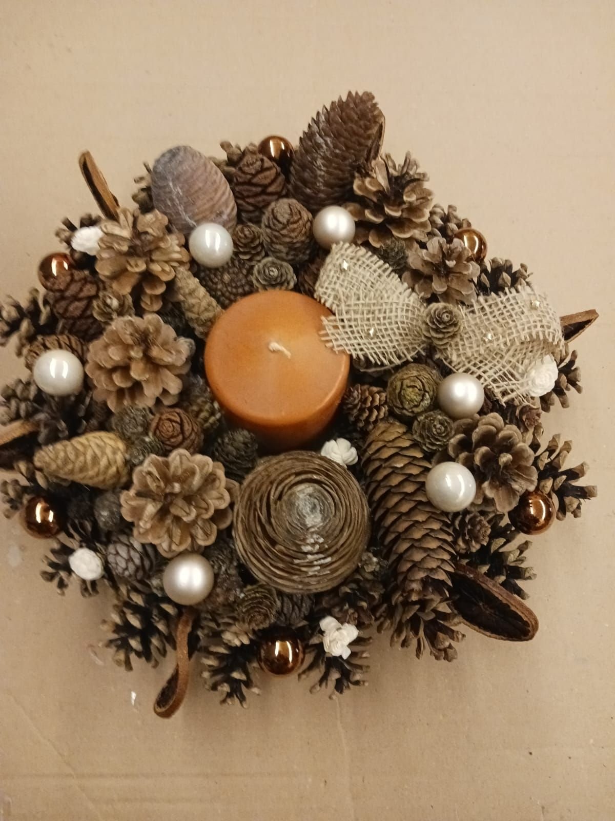 Un arrangement de table décoratif sur le thème de Noël, photo gratuite