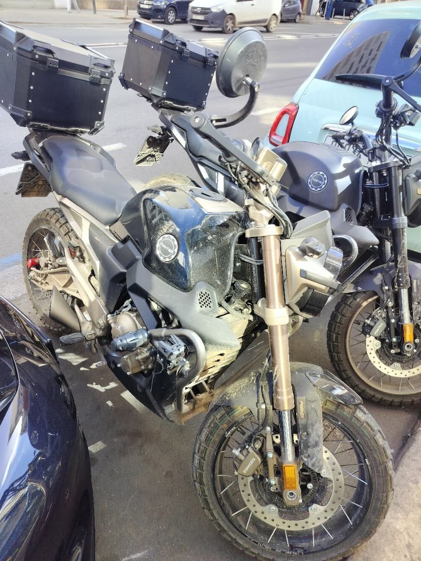 Motos Zontes scrambler garées au bord du goudron photo gratuite