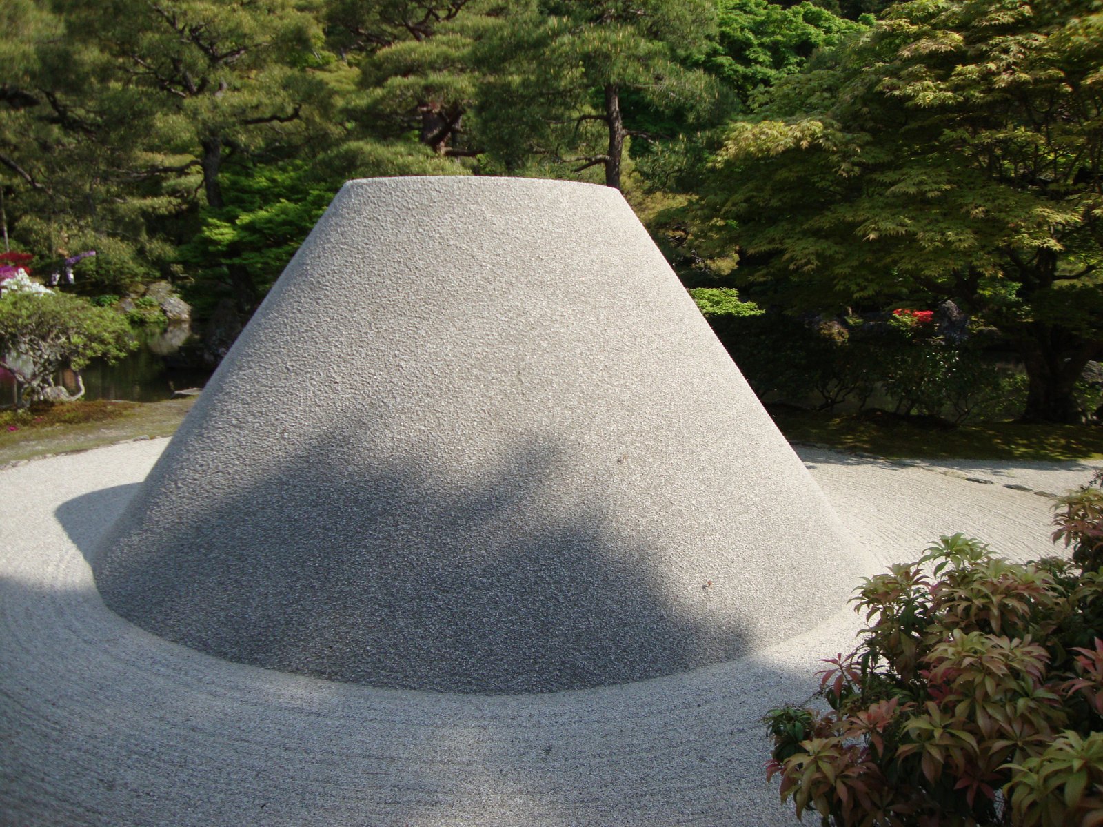 Une grande butte de sable en forme de cône située dans le jardin sec du temple Ginkaku-ji à Kyoto, au Japon, photo gratuite