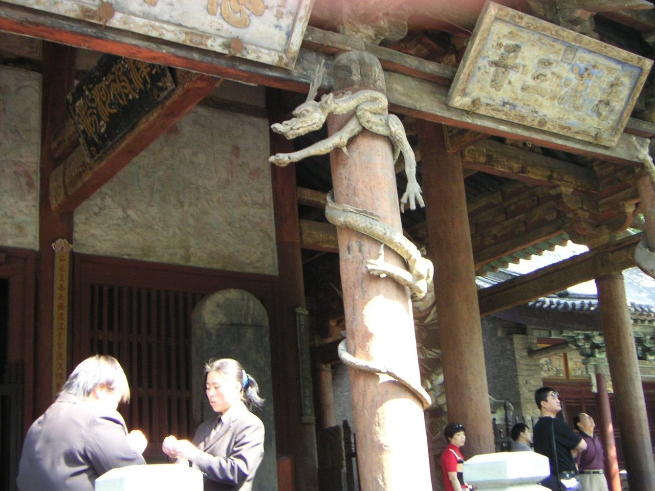 Sculpture de dragon autour d'un poteau du temple Jinci en Chine, Asie photo gratuite