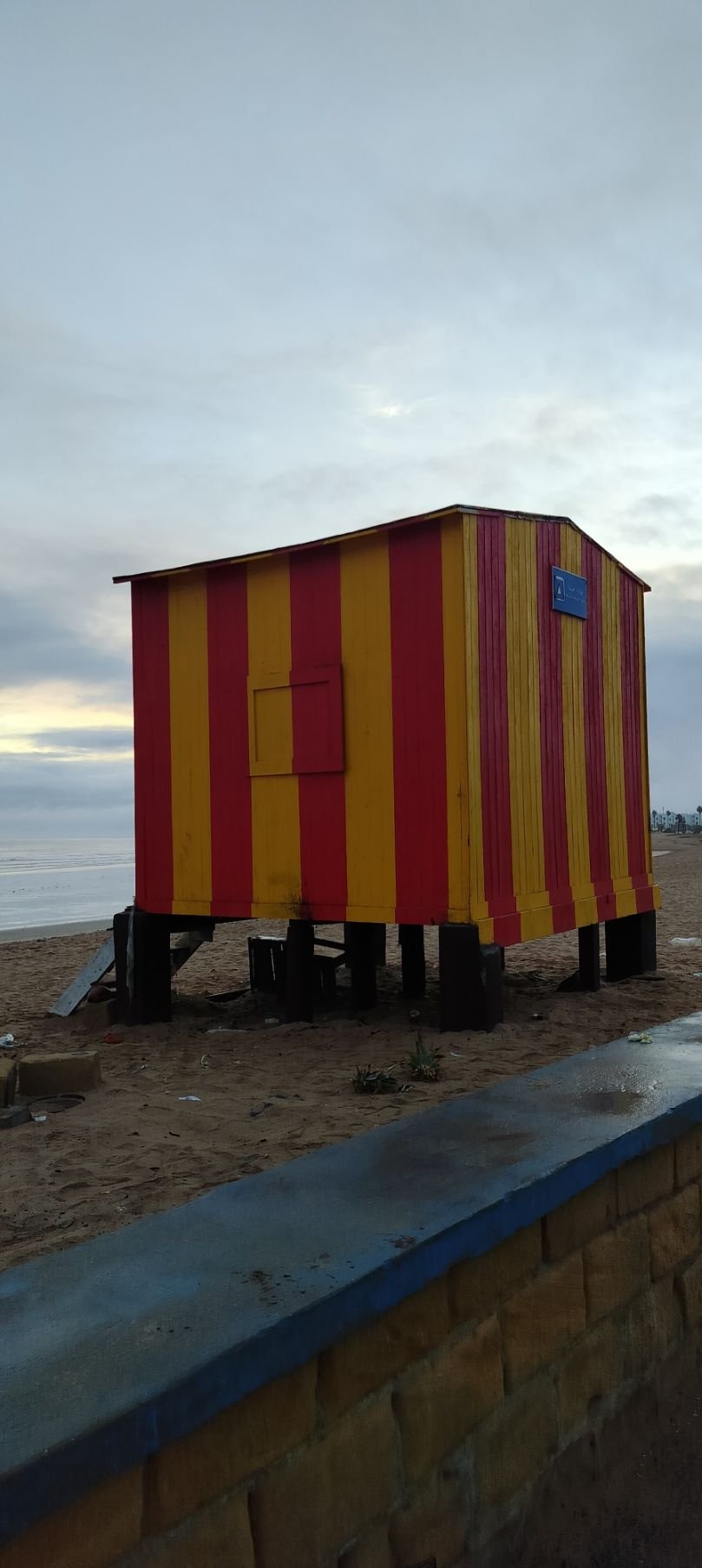 Cabine de plage rouge et jaune photo gratuite
